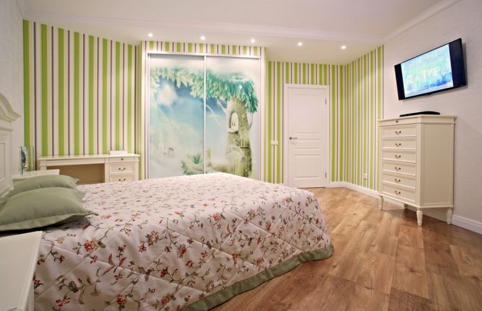 papel pintado de rayas verdes en el dormitorio