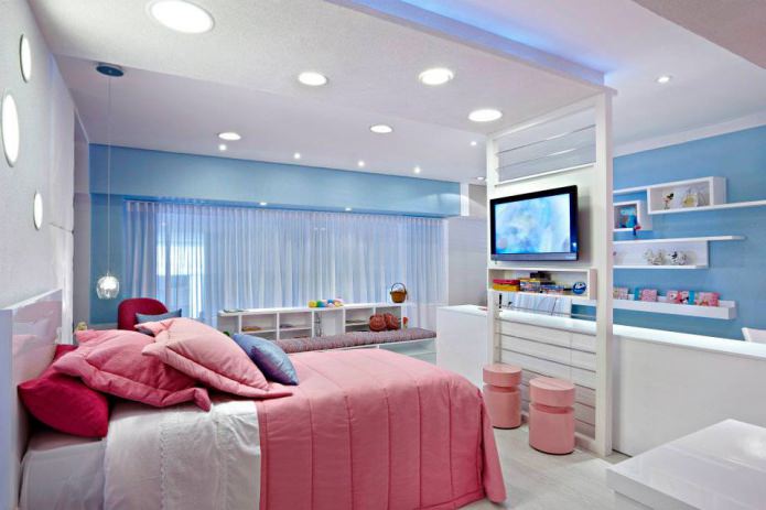 Interior rosa y azul de un dormitorio infantil