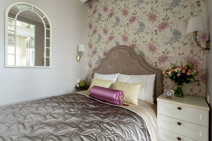 Papel pintado floral en un dormitorio compacto