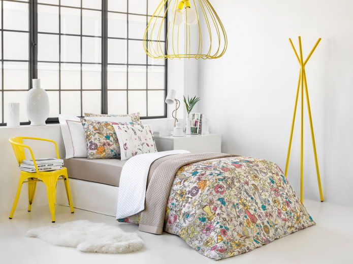 dormitorio blanco con acentos amarillos