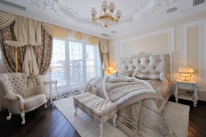 dormitorio con cortinas y tul de estilo clásico