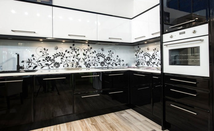 Interior de cocina en blanco y negro
