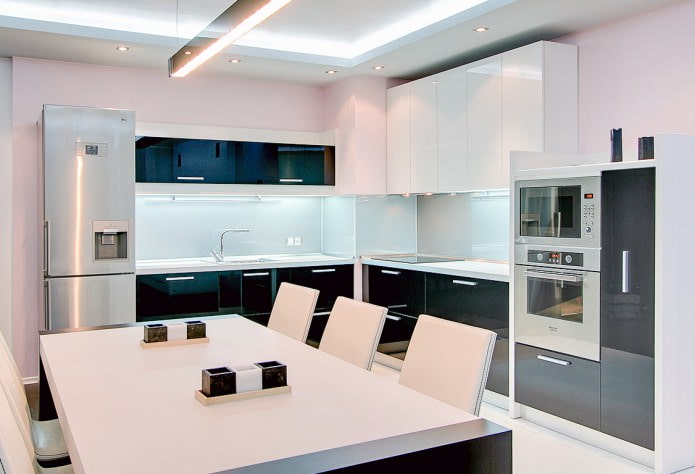 Interior de cocina en blanco y negro