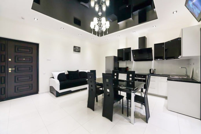 Interior de cocina-salón en blanco y negro