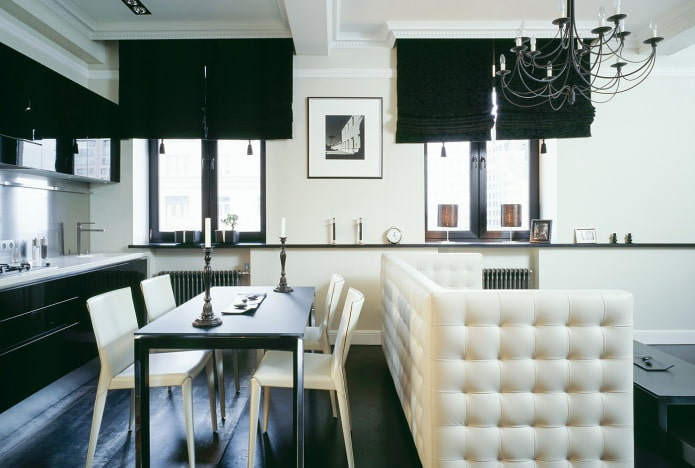 Interior de salón-cocina en blanco y negro