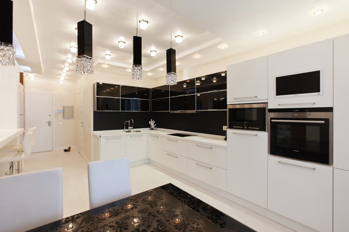 cocina con muebles en blanco y negro