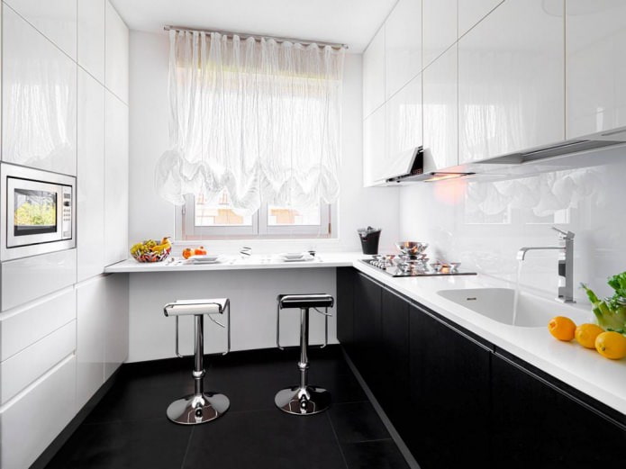 Interior de cocina en blanco y negro