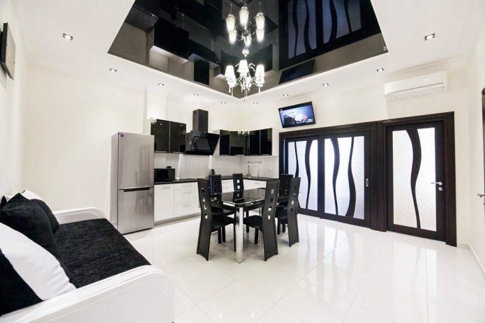 Interior de cocina-salón en blanco y negro