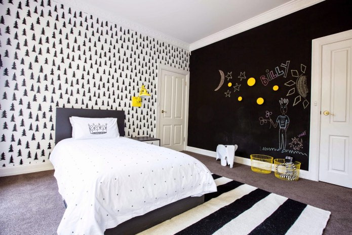 interior de habitación infantil en blanco y negro con la adición de amarillo