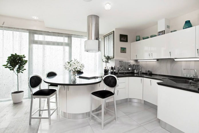 Interior de cocina en blanco y negro