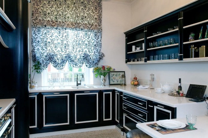 Interior de cocina en blanco y negro