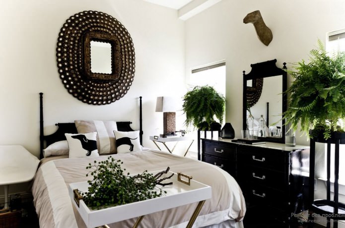 Interior de dormitorio en blanco y negro con verde