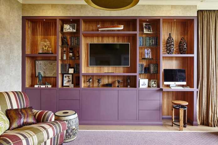 Morado y marrón en el interior de la sala de estar