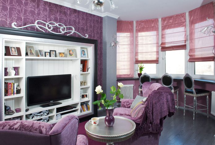 morado en la sala de estar con ventanal