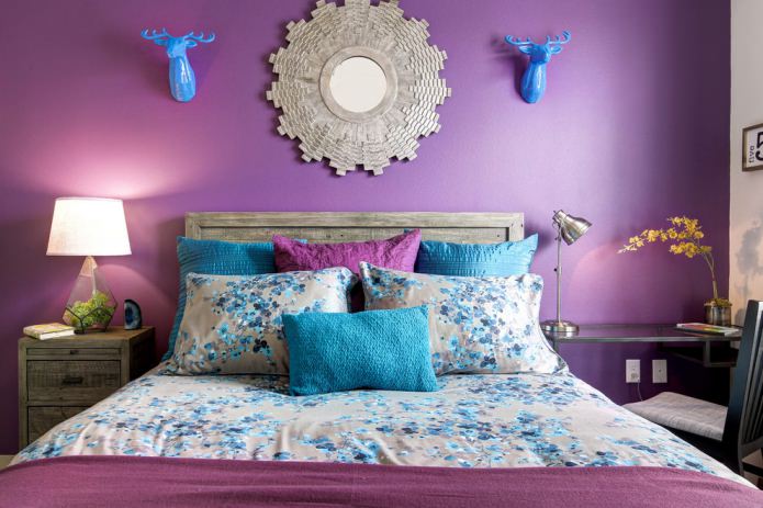Turquesa y morado en el interior del dormitorio