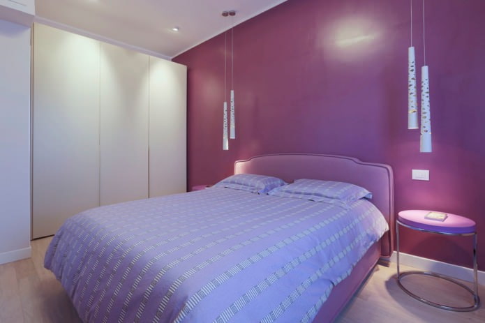 dormitorio minimalista en tonos morados