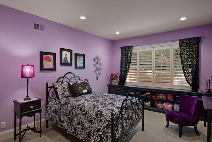 Interior de dormitorio infantil negro y morado