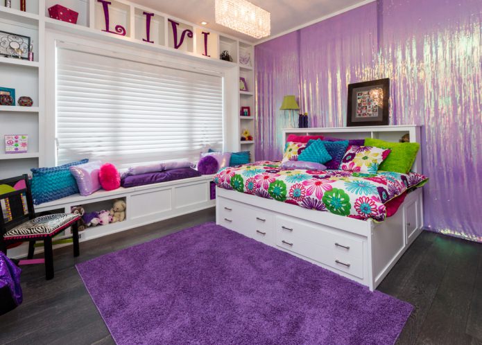 Decoración moderna de habitación infantil en morado