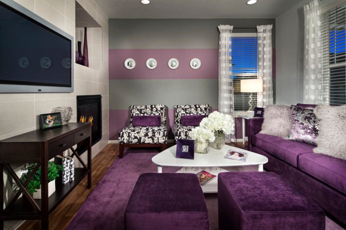 Interior de sala de estar gris-morado