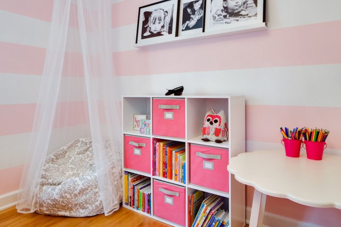 papel pintado de rayas blancas y rosas