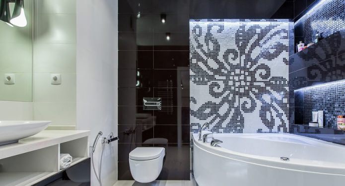 Interior de baño en blanco y negro