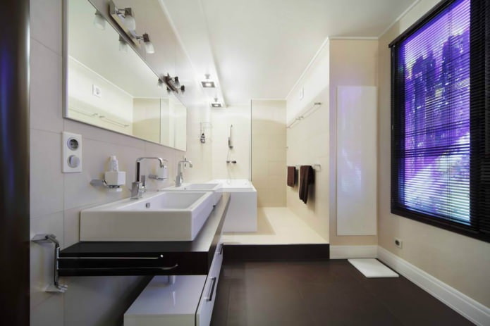 baño moderno con ventana falsa