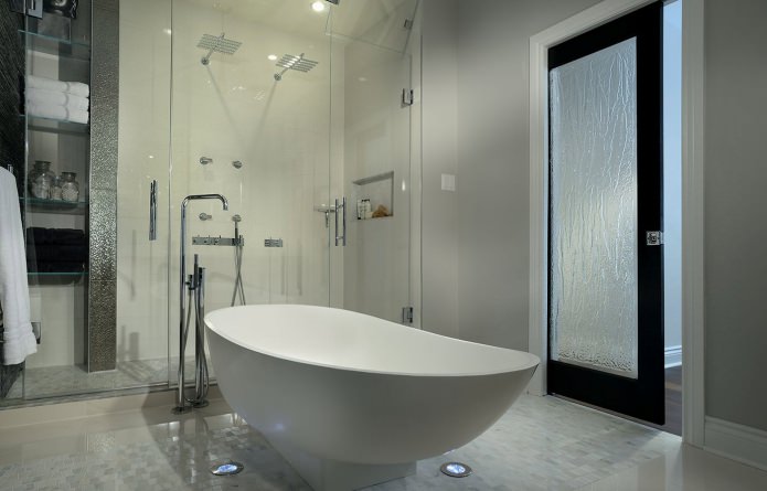 puerta de cristal en un diseño de baño moderno