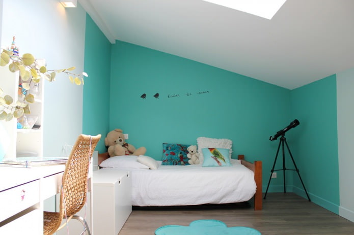 pared turquesa en la habitación infantil