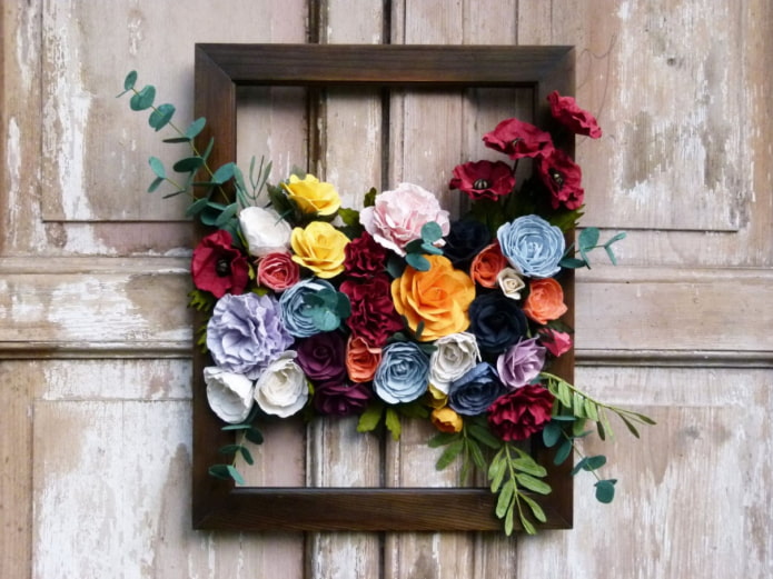 arreglo floral en un marco