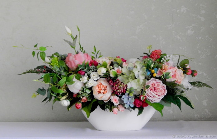 flores de plástico en un jarrón