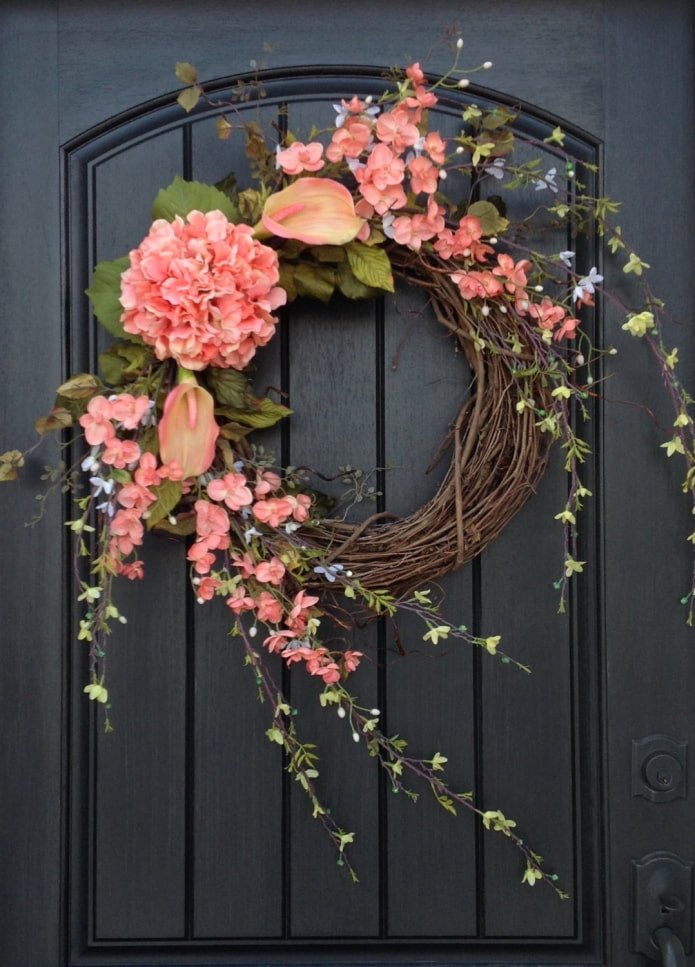 corona de flores en la puerta