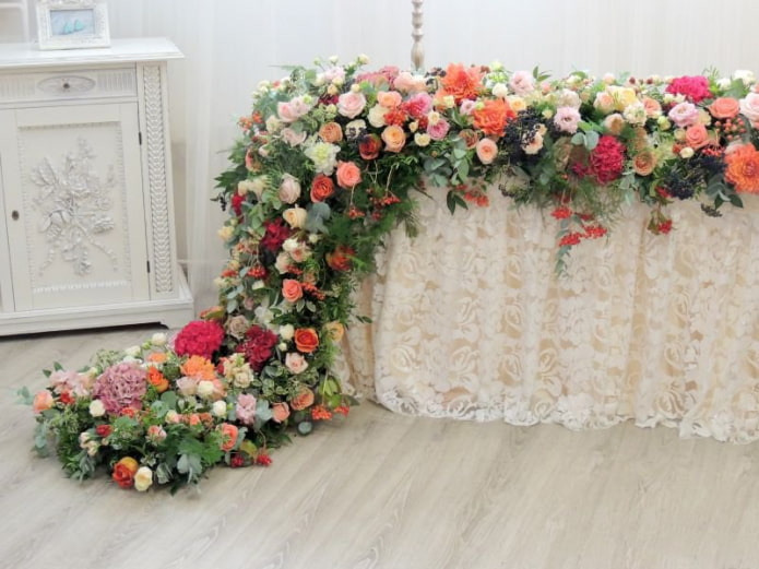 guirnalda de flores en un sofá