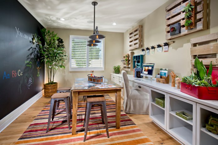 Interior de habitación infantil moderna italiana con mesa de madera