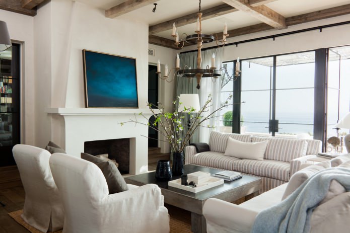 Interior de la sala de estar con vigas decorativas y lámpara colgante de hierro forjado