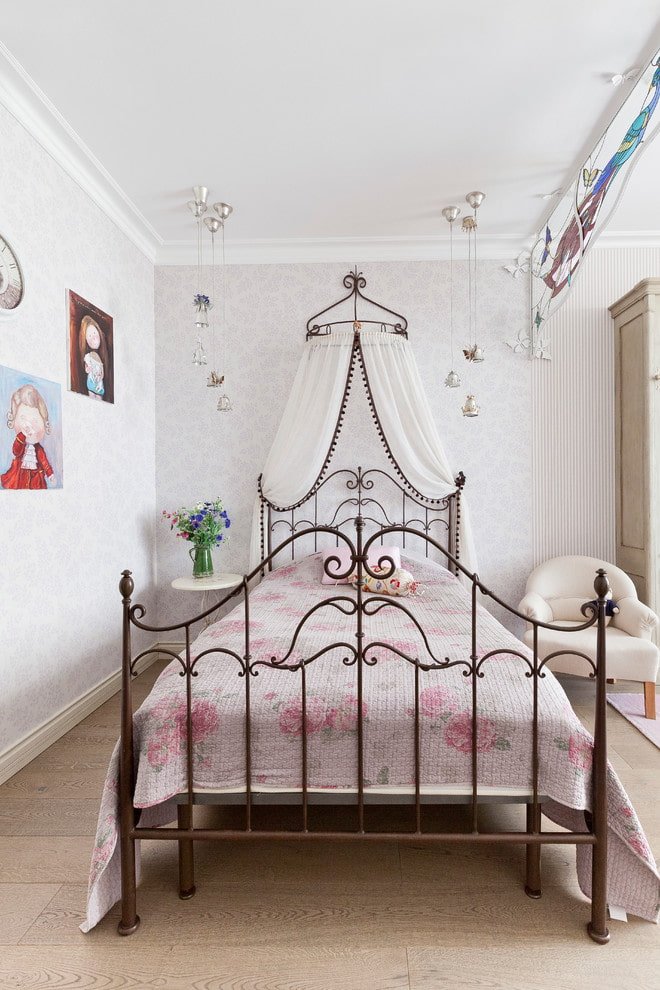Cama de hierro forjado con dosel
