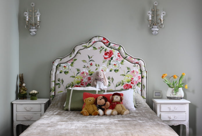 Cama infantil con cabecero mullido