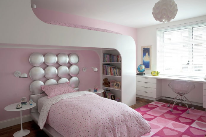 cabecero en forma de casa para habitación de niña