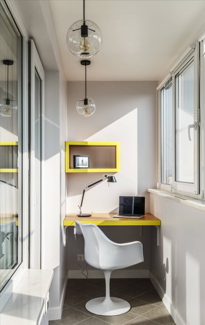Mesa, silla y estantería en un balcón estrecho
