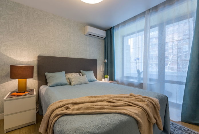 Dormitorio con balcón