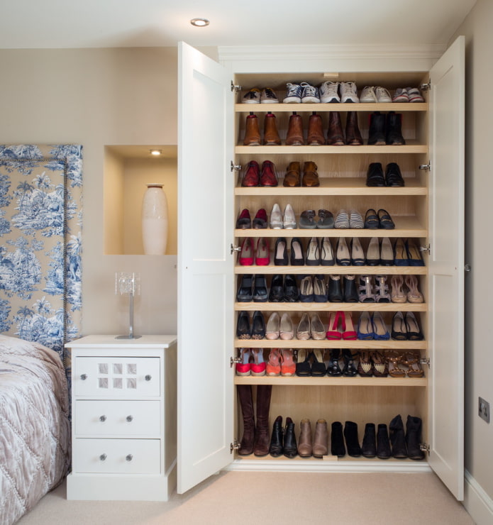 guardarropa en el dormitorio con zapatos