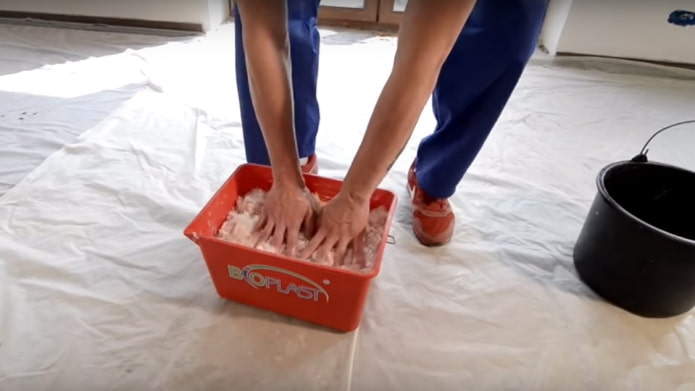 mezclando papel tapiz líquido a mano