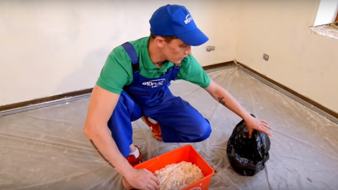 colocando papel tapiz líquido ya preparado en una bolsa