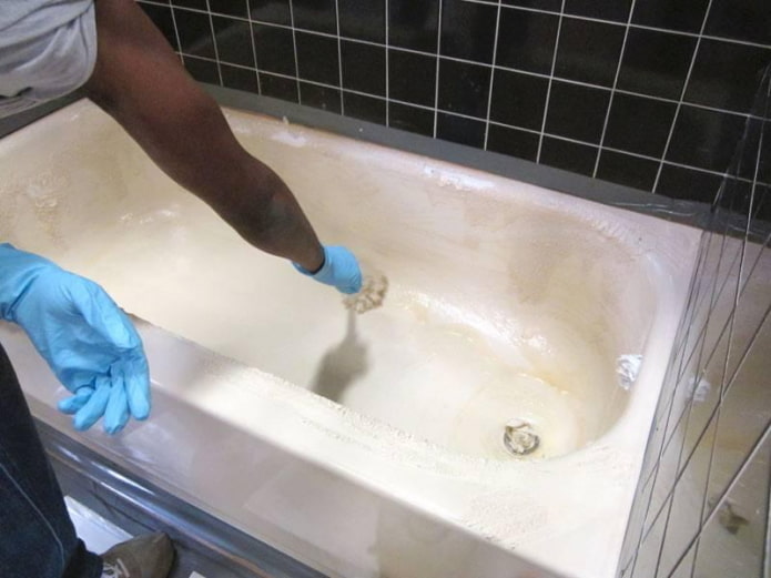 Paredes de bañera acrílicas con residuos de jabón