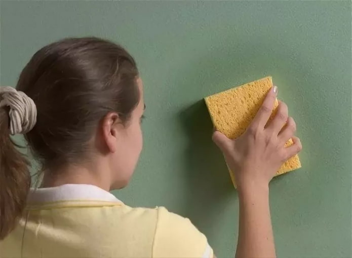 Lavar la pared con una esponja