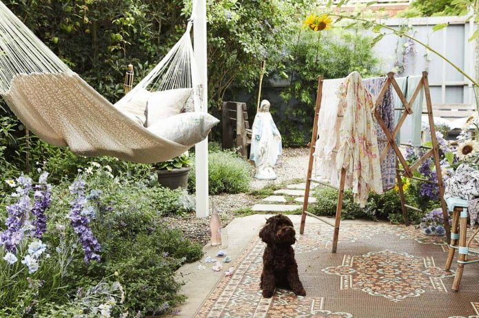 hamaca sujeta a postes de madera blancos de estilo bohemio