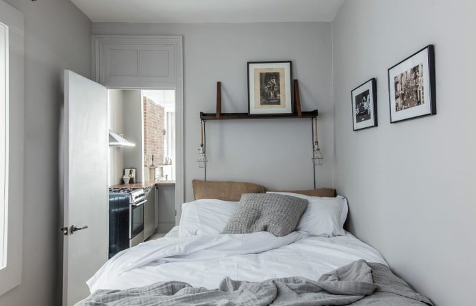cama junto a la puerta