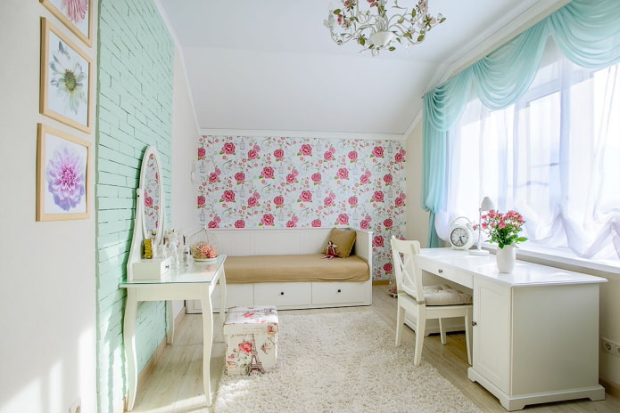 Una cuna en la esquina de la habitación infantil