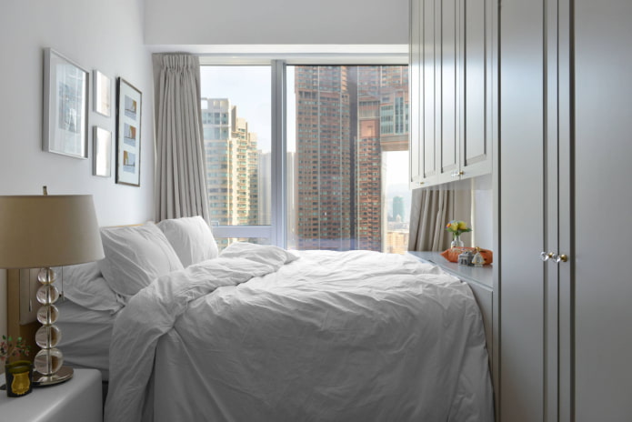 cama con los pies contra la pared
