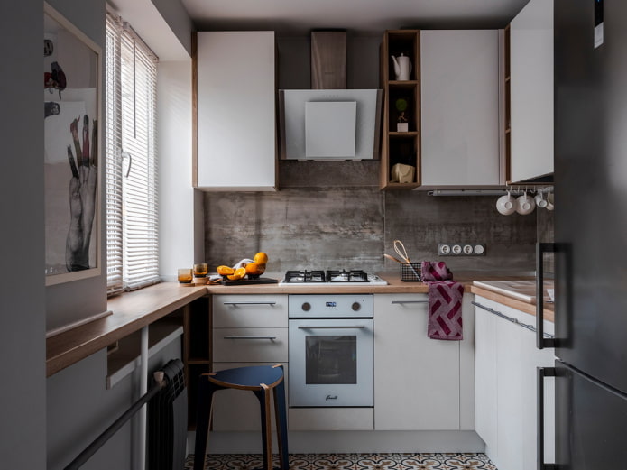 refrigerador junto al mueble de cocina