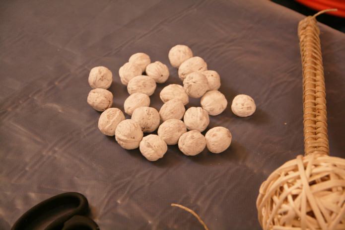 Secado de pintura sobre nueces